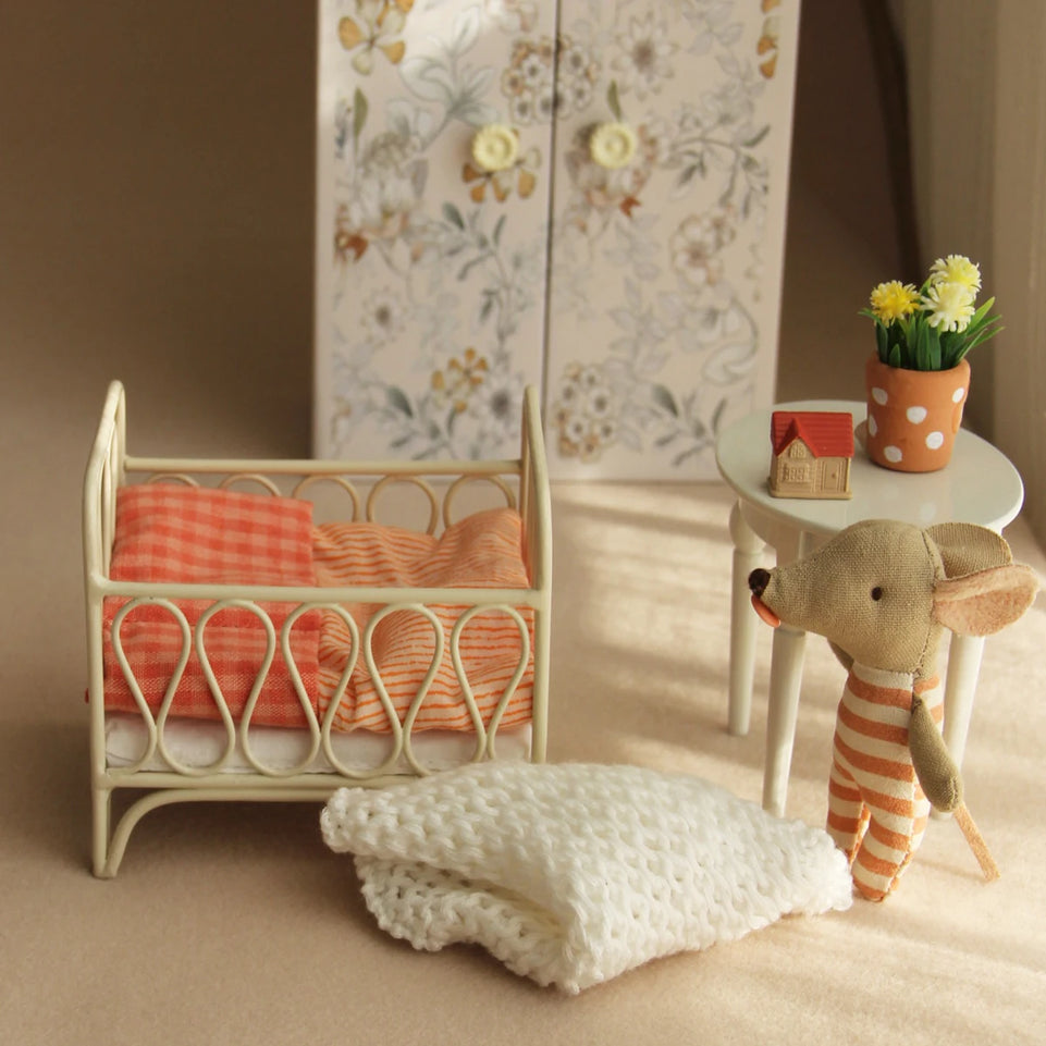 1:12 Miniature Realistic Iron Art Baby Crib Suitable for Dollhouse Playhouse Accessories
